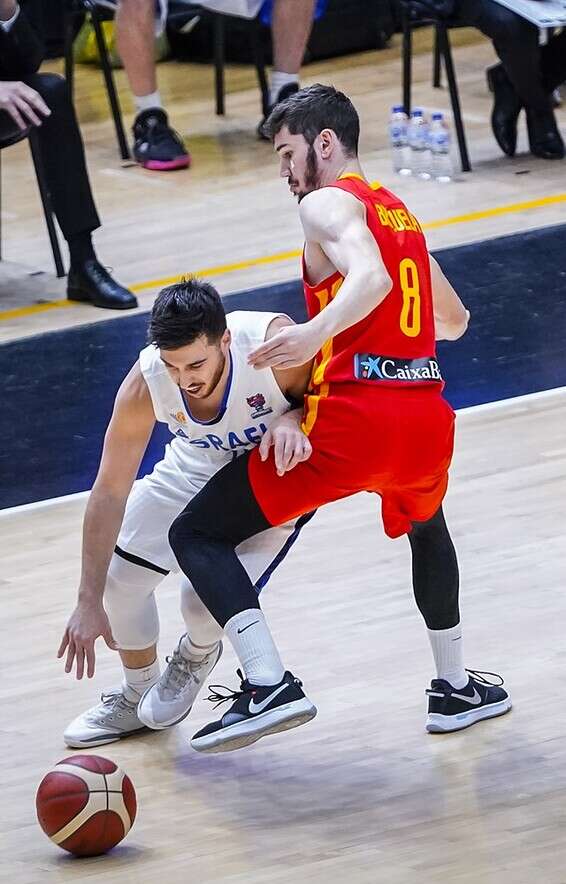 בריזוולה משגיח על בלאט, הערב בוולנסיה // צילום: אתר פיב"א